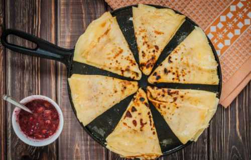 Всыпьте остальную муку иразмешайте, разбивая комочки