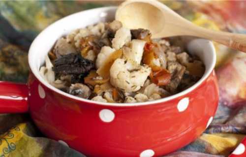 Продавите или натрите мелкой тёркой в него чеснок