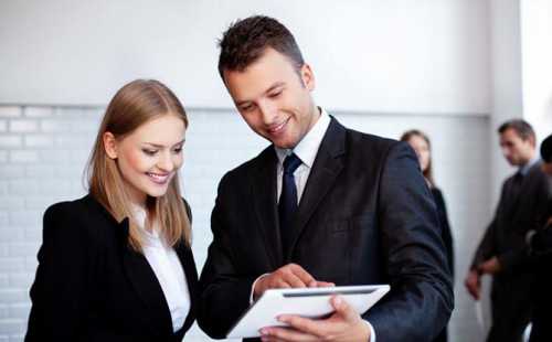 Такие поступки квалифицируются как оскорбление и, в зависимости от содержания слов, могут привести к административной ответственности высказывающегося с наложением штрафа от до тысяч рублей