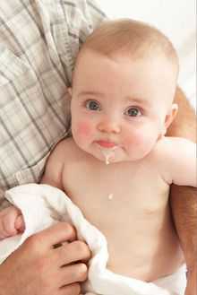 На цвет содержимого желудка крохи обязательно следует обращать внимание, говорить об этом педиатру, который назначает консультацию гастроэнтеро лога или хирурга