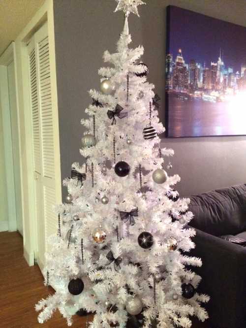 Белая кухня в интерьере будет способствовать снятию напряжения и восстановлению утраченных сил