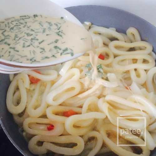 Ждем, пока продукт полностью разойдется, а соус станет однородный, без комочков