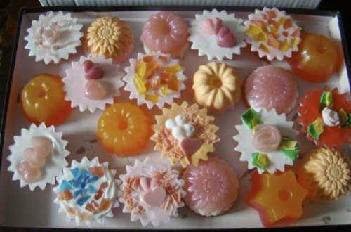 Ни одно такое средство не обойдётся без включения в его состав щёлочи, поскольку именно это вещество способно очищать кожу