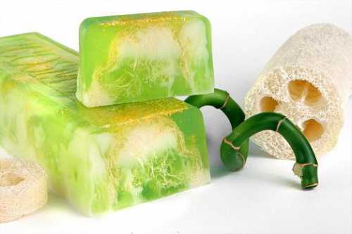 Также важно учитывать, что щёлочь должна составлять в данном средстве определённый процент, ее переизбыток может оказаться вредным, поскольку мыло будет пересушивать кожу и разрушать её верхние слои и клеточки