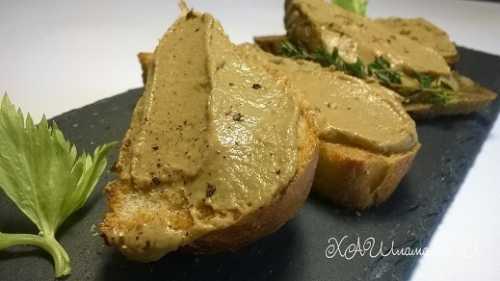 Растопить оставшийся кусочек масла г и залить сверху паштет в пиалках