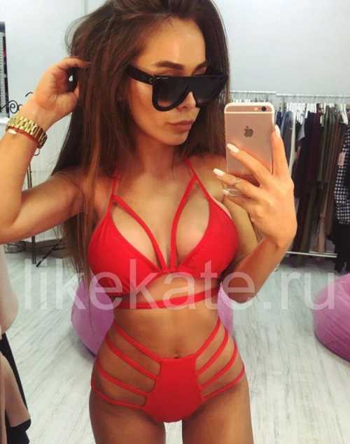 Модный красный купальник