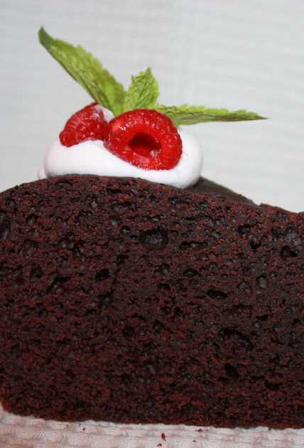 Зелень и чеснок мелко крошим, добавляем в фарш