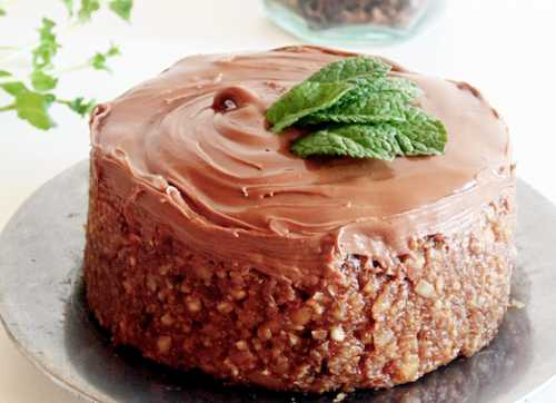 Чтобы фарш не приставал к рукам, смочите их в воде