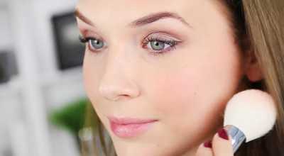 Летом хайлайтер можно наносить и на открытые участки тела на ключицы, зону декольте и даже на ноги