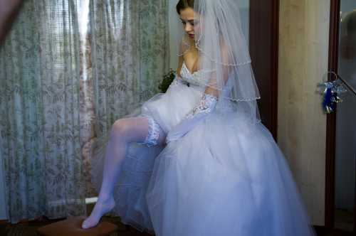 Но в тот же момент меня любит другой парень не мой жених и пытается мне позвонить