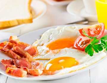 Рецепты яичницы с беконом, секреты выбора