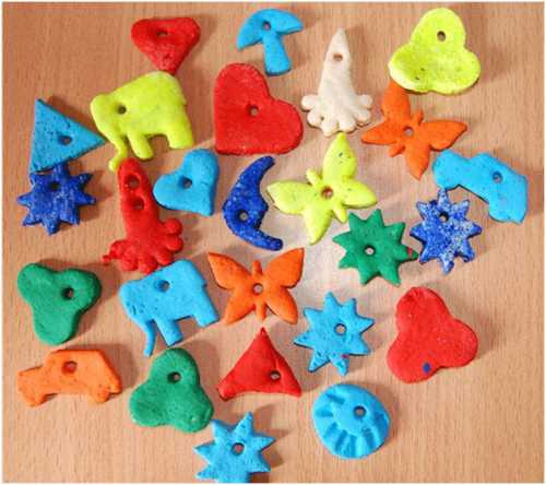 Для этого по одному краю ленты делают небольшие стежки и, набрав необходимую длину, стягивают ее, формируя желаемую волнистую верхушку