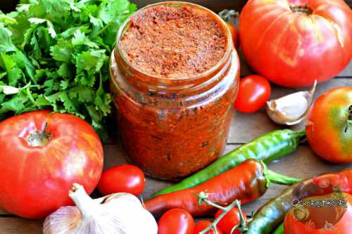 Для того чтобы кабачки было удобнее пропускать через мясорубку, предварительно измельчите их