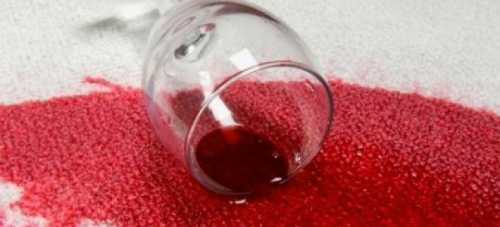 Погрузите в этот раствор ватный тампон или марлю, обработайте загрязненную область и подождите несколько минут