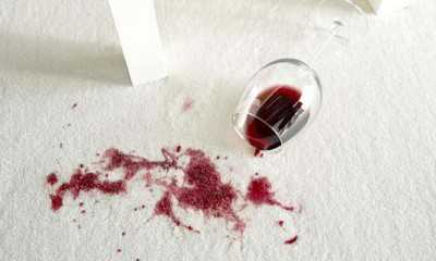 Просто смочите вату в перекиси водорода, обработайте пятно, постирайте вещь с порошком и повесьте сушиться на балкон