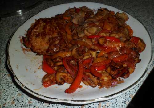 Мясо на сковороде