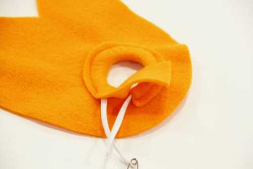 Обведите свои ботинки на куске фетра