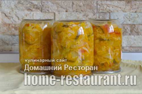 В большой емкости перемешивают все нарезанные компоненты, добавляют обычный уксус и специи