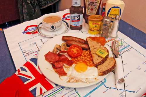 Оба деликатеса традиционно подаются с толстым беконом, но