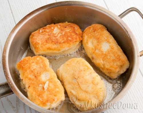 Отвари картофель, слей воду и приготовь пюре