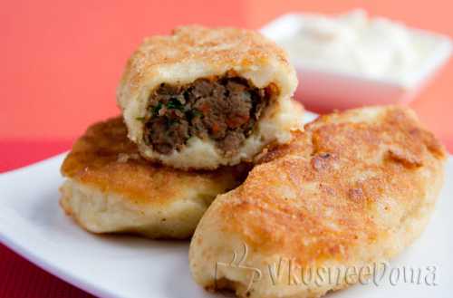 Спассеруй лук в растительном масле, добавь морковь и обжарь минут