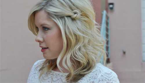 Для придания волосам дополнительного объема можно сделать небольшой начёс