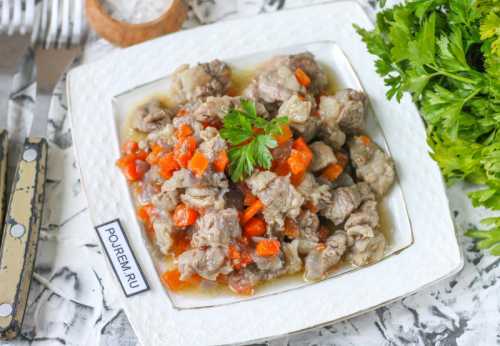 Морковь и лук, очистив и промыв, измельчить морковь на терке, лук порезать полукольцами