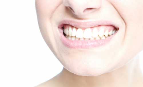 Язвочки белого или серого оттенка обретают круглую или овальную форму, кайма обретает красный оттенок