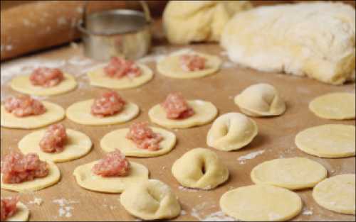 Для быстрого приготовления пельменей набольшую семью может оказаться незаменимым специальное приспособление круглой формы сшести угольными ячейками