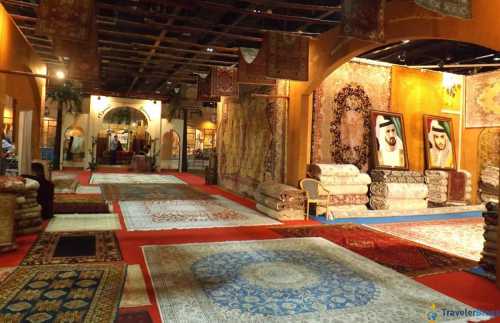 В первой половине дня все магазины и