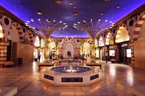 Не стоит удивляться уличным зазывалам, которые будут приглашать посетить определенный магазин, например, ювелирных украшений или шуб, по самым заманчивым ценам. Не стоит пользоваться такой услугой, ведь в итоге вы попадете в обычную лавку, а цена на товар будет завышена на которые как раз получит за свою работу местный рекламщик