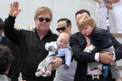 Элтон Джон лишил детей наследства