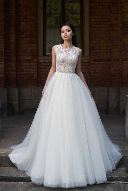 Юбкаплиссе по колено или макси идеально скроет все лишние килограммы и нежелательные складочки