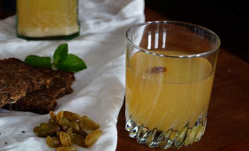 Плотно накройте ёмкость и оставьте в тепле на часа