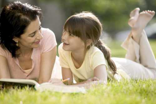 Лёгкие упражнения по типу утренней зарядки разрешается выполнять лишь спустя месяца после родов