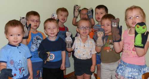 Тематика принтов может быть разнообразной огромный череп в сочетании с растительностью джунглей мультяшные героиовощи и фруктыптицыхищникинасекомые надписи крупными буквами