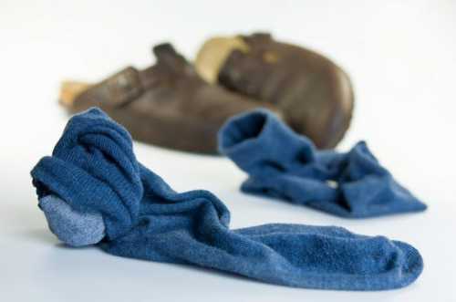 Можно положить в обувь соду, а затем несколько капель уксуса