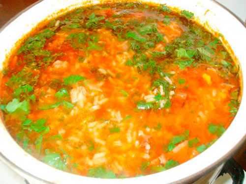 Бросьте туда толченый чеснок, его должно быть много половина большой головки, не меньше, нарезанной зелени и закройте крышкой, как борщ в таких случаях закрывают, пусть настоится