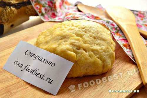 Быстро замесите тесто, не липнущее к рукам, разделите его на две неравные части, заверните в пищевую плёнку и положите в холодильник на час