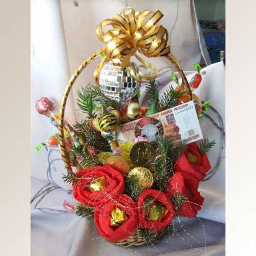 Если ваш ребенок увлекается компьютерной техникой, преподнесите ему ноутбукиз сладостей