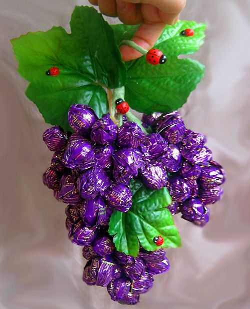 Вырежьте обведенный прямоугольник, приложите к оставшемуся пенопласту и отрежьте еще один такой же